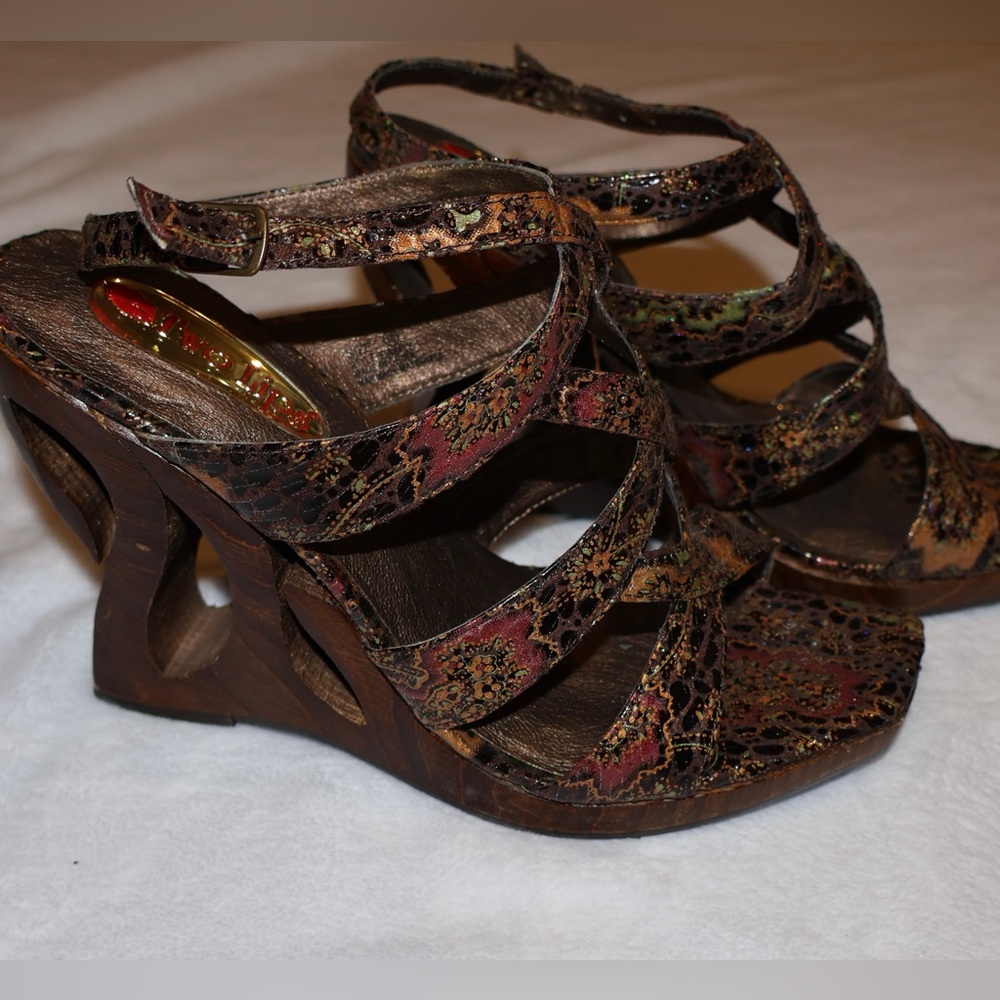 Two Lips Platform Heels - Picture 2 of 5